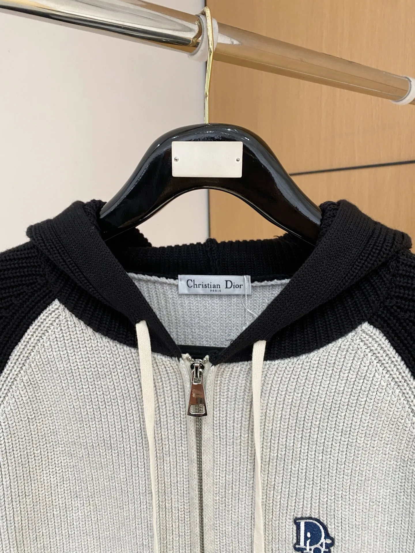 🅿️540 【DIOR】Autumn and winter classic cardigan sweater, in full condition! ! ! Wool blended fabric, the latest model in 2025, golden ratio! ! Slim-fitting soft gold, versatile and practical item, the combination and practicality are extremely powerful, simple and elegant, and classy! To create your own style, it is highly recommended to buy it in two colors. The standard slim fit tailoring process is suitable for both young and old men. It is knitted from wool and will not cause any discomfort! While keeping warm, it is stylish, textured and wearable, and the classic logo with contrasting colors on the chest feels in place! ! Recommended for regular customers! ! Size M-3XL (maximum wear: 190 pounds)